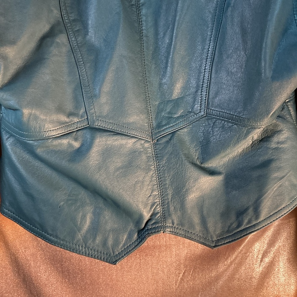 Vintage 80’s teal leather skirt suit. Classic hug shoulders waist detail size M - Picture 8 of 9